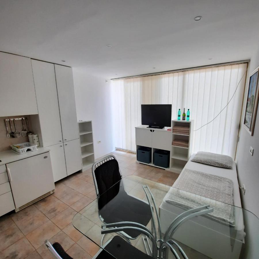 Luka Apartment *